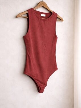 Babaton Contour Bodysuit Brick Red Sleeveless Sculpt Aritzia M